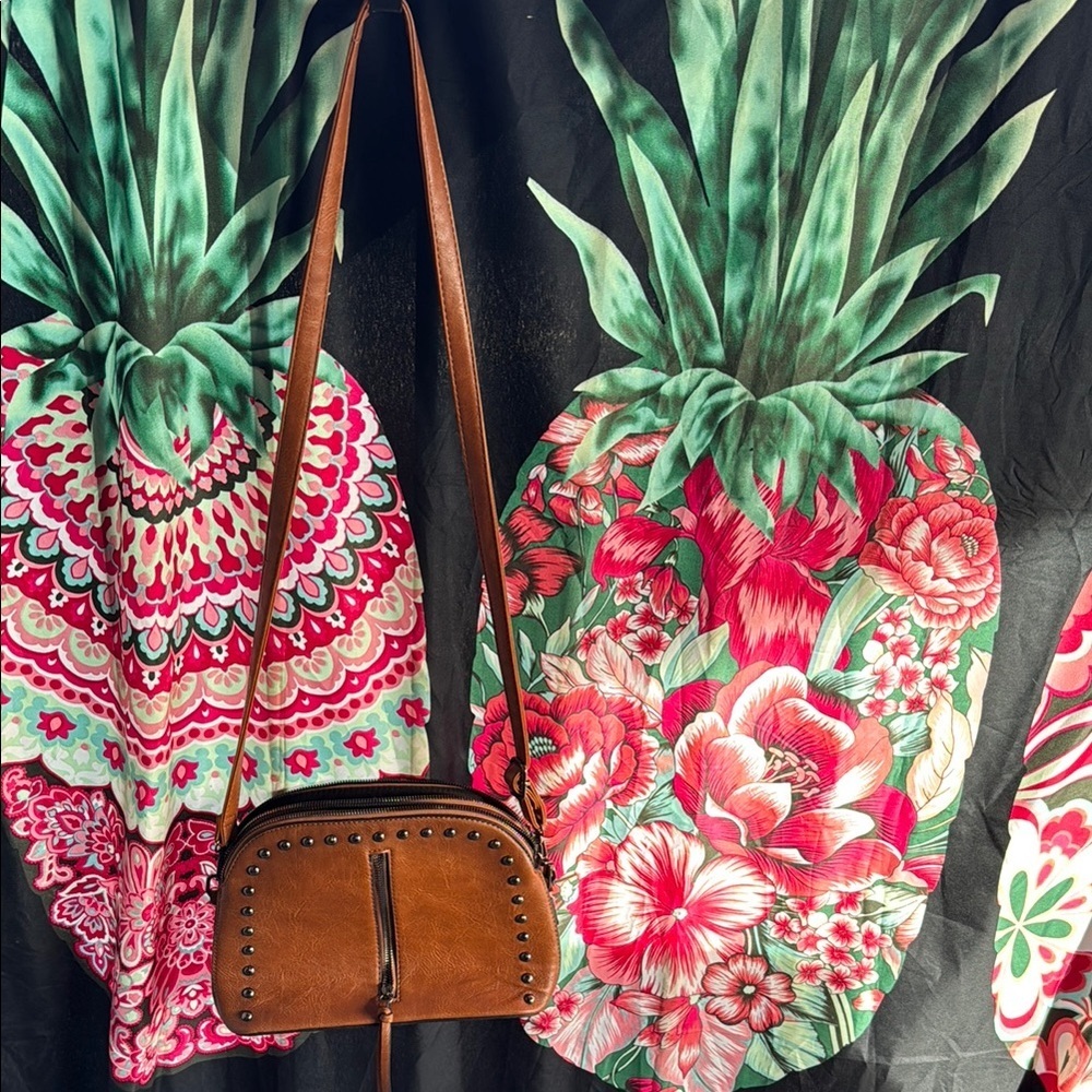 🍍 Sam & Hadley Brown Faux Leather Crossbody Bag Purse🍍10” width🍍7” depth🍍